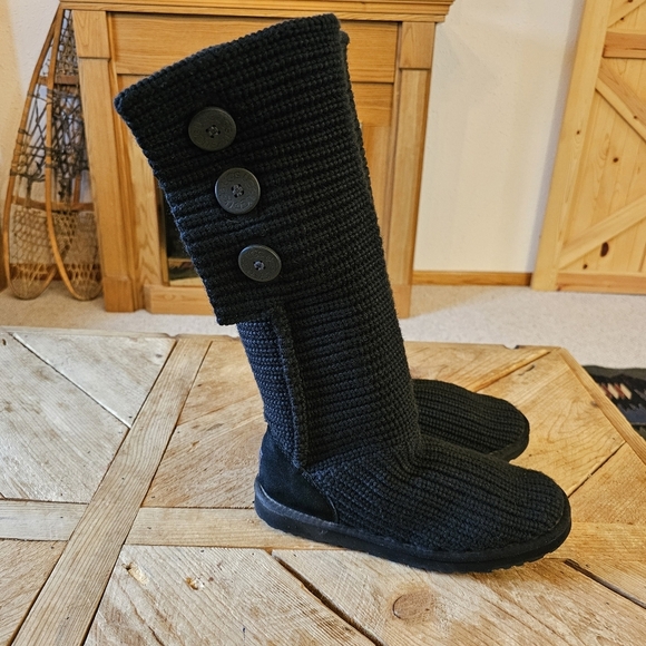 UGG Shoes - UGG  Women's classic Cardy Winter boots size 9